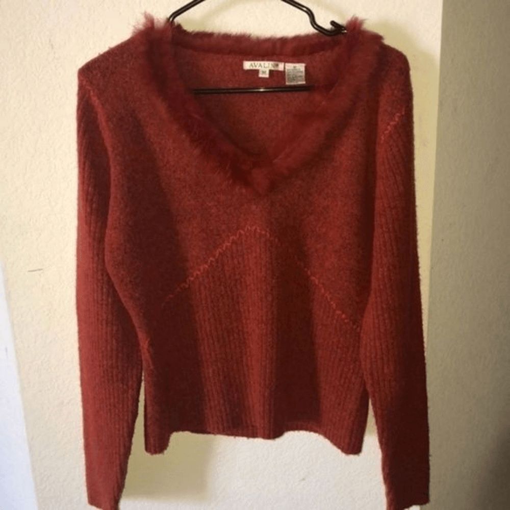 Avalin Womens v neck sweater burgundy with fur  size M
